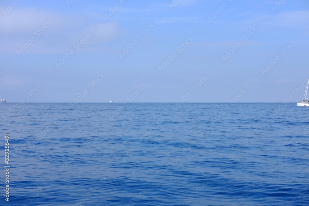 Obraz premium The blue sea and large clouds