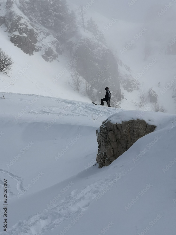 glisse en hiver - skieur solitaire