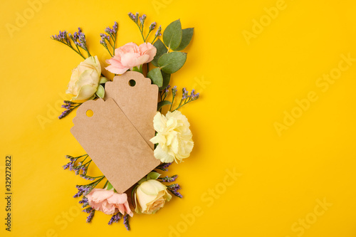 Blank gift tag, label with flowers on yellow background. Invitat photo