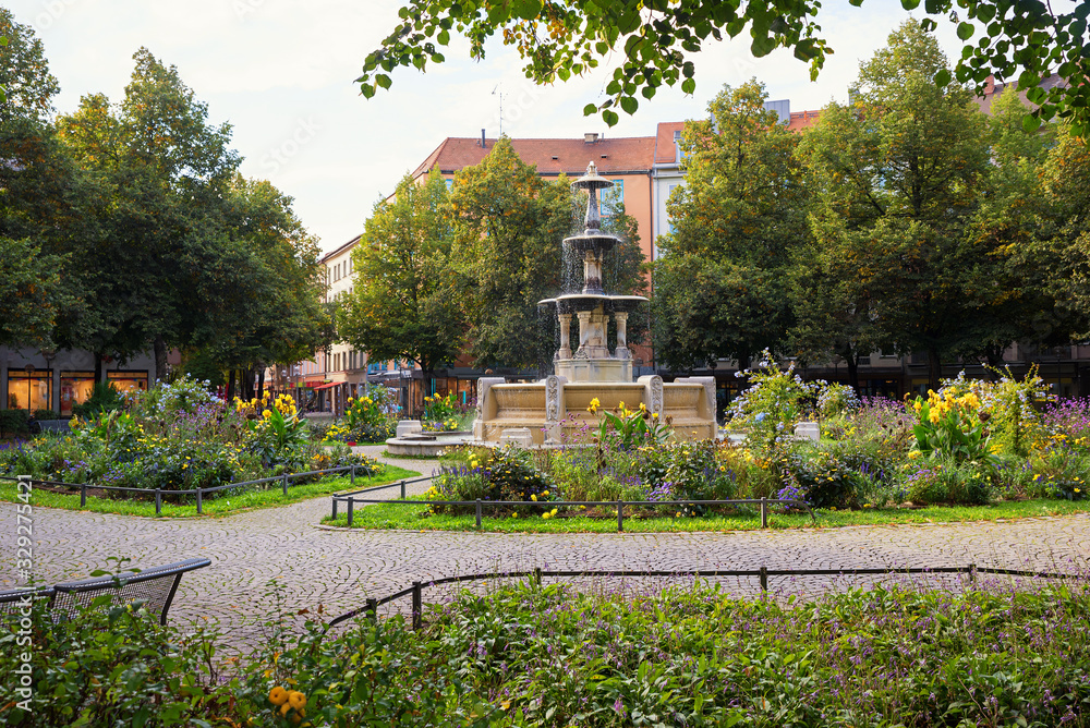 Obraz premium Glaspalastbrunnen na Weißenburger Platz, dzielnica Haidhausen Monachium