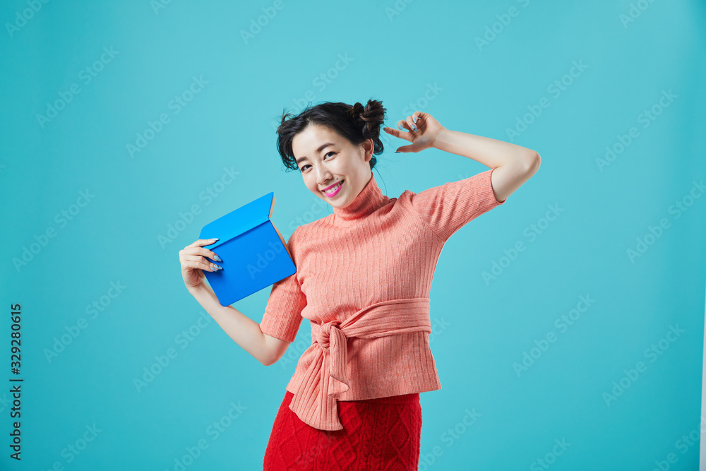 ノートを持つ女性 ノートを持つ女性