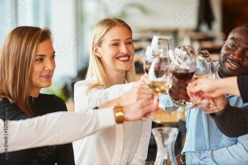 Gruppe Freunde beim Zuprosten mit Glas Wein