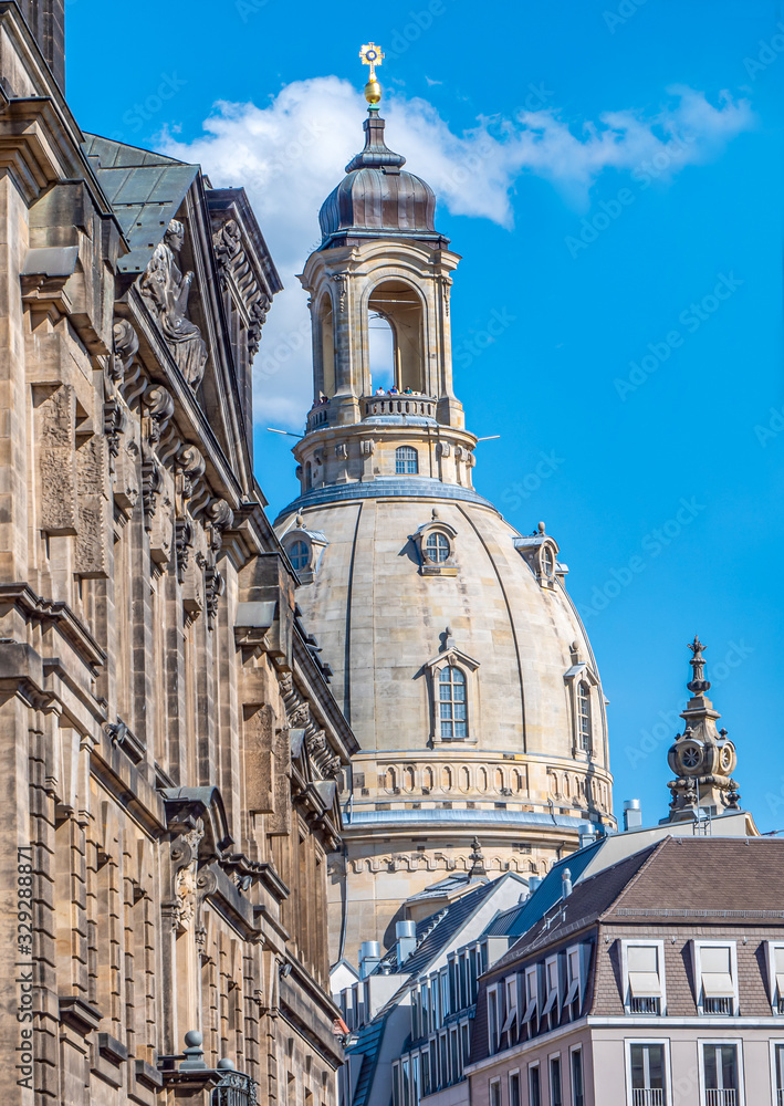 Fototapeta premium Blick auf die Frauenkirche in Dresden Sachsen