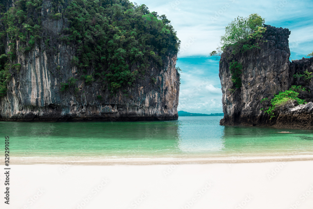 Obraz premium Niesamowity widok na piękną lagunę z niebem na wyspie Koh Hong krabi Tajlandia.