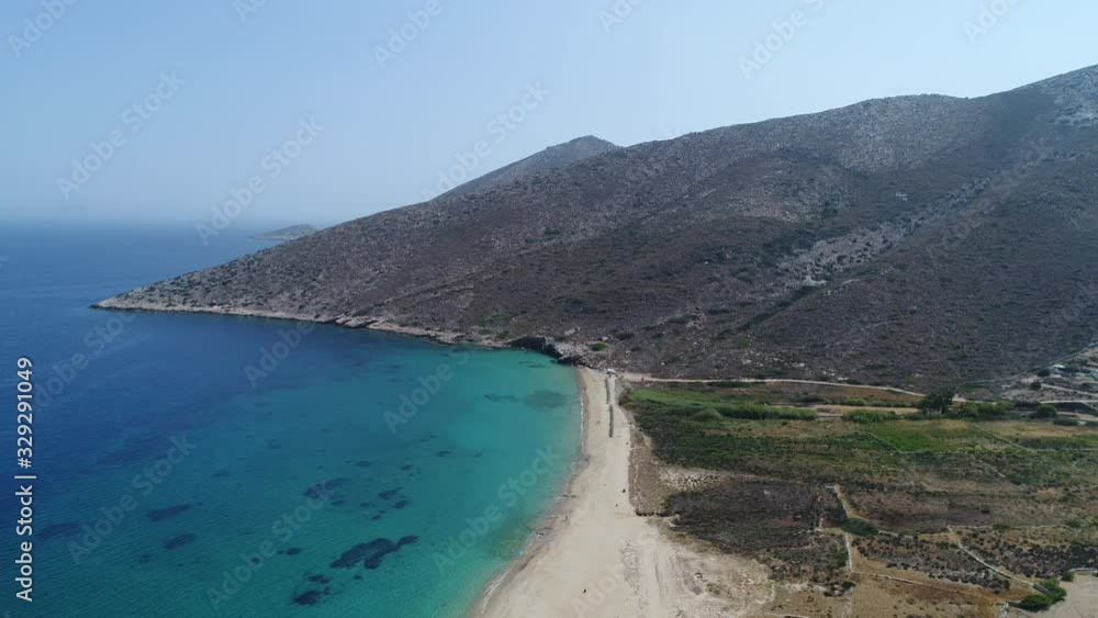 Mylopotas sur l'île d'Ios dans les Cyclades en Grèce vue du ciel Mylopotas sur l'île d'Ios dans les Cyclades en Grèce vue du ciel