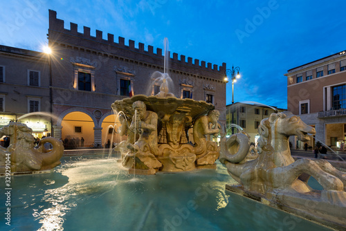 fontana la Pupilla di Pesaro e Palazzo Ducale