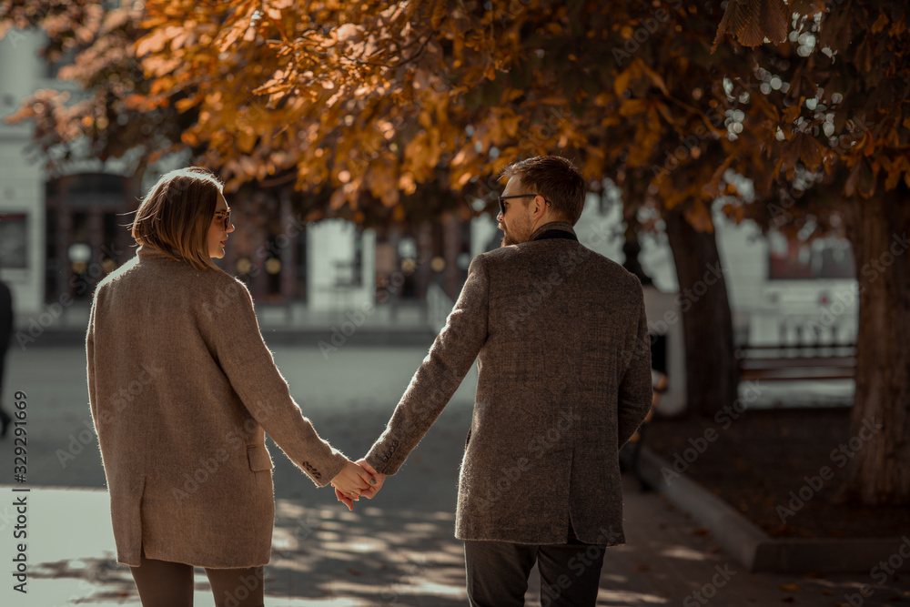 Fototapeta premium The pair of lovers cuddle and hold hands during a romantic outing.