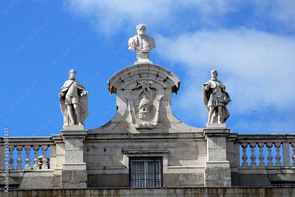 Escudo en fachada palacio real de Madrid