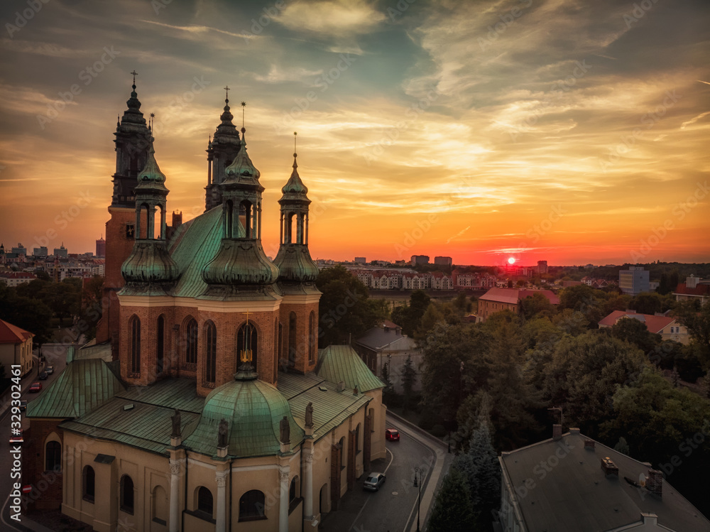 Wieże katedry poznańskiej na tle sylwety Poznania, widok z lotu paka - obrazy, fototapety, plakaty 