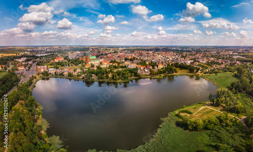 Jezioro Jelonek i katedra w Gnieźnie, z lotu ptaka