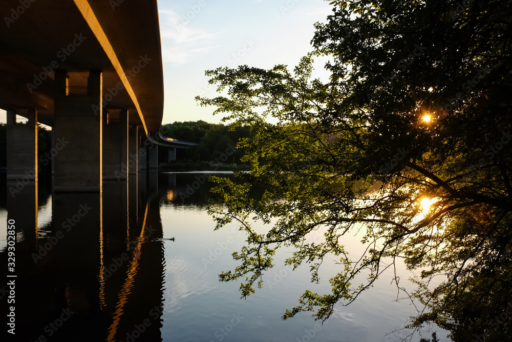 Fototapeta premium Autobahn Brücke Seilersee Callerbachtalsperre Iserlohn Nebel Sonnenaufgang See Wasser Stimmung Spiegelung Reflexion Verkehr Beton Sauerland Deutschland