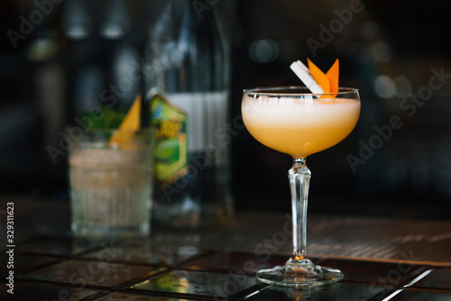 Bilde på lerret Whiskey sour cocktail at bar background. Closeup.