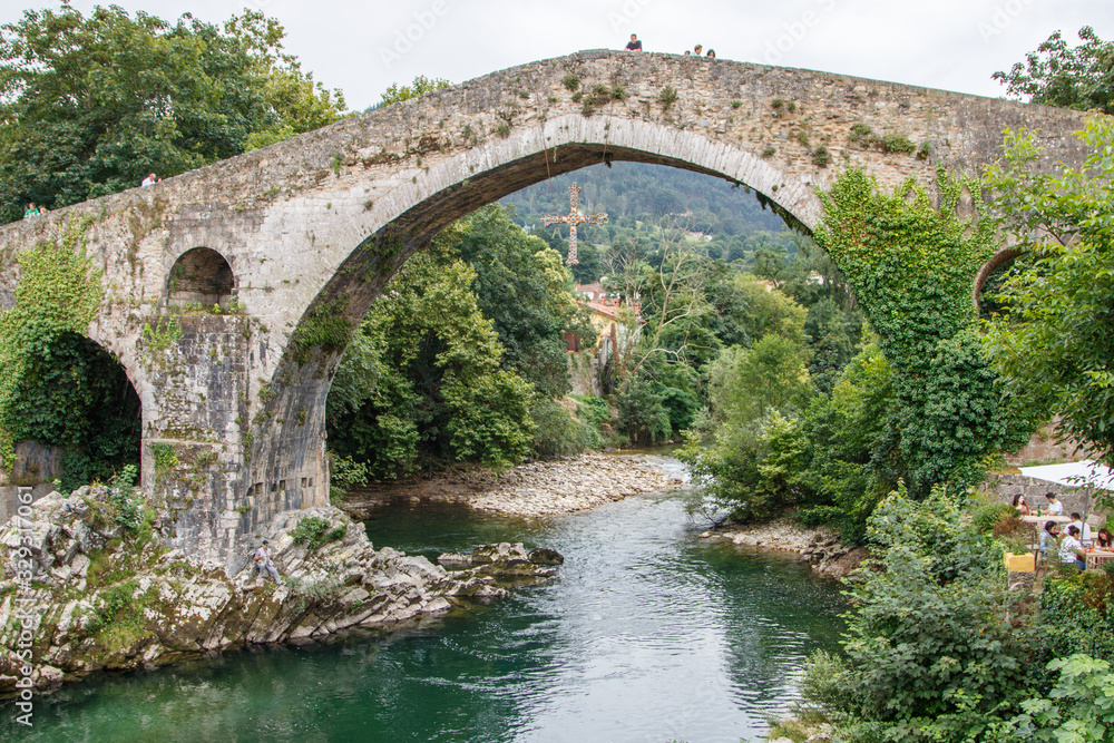 Puente romano sobre el río