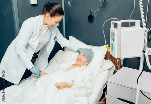 Cuadro en lienzo Oncologist is very pleased with the good results of treating cancer in an elderly woman patient