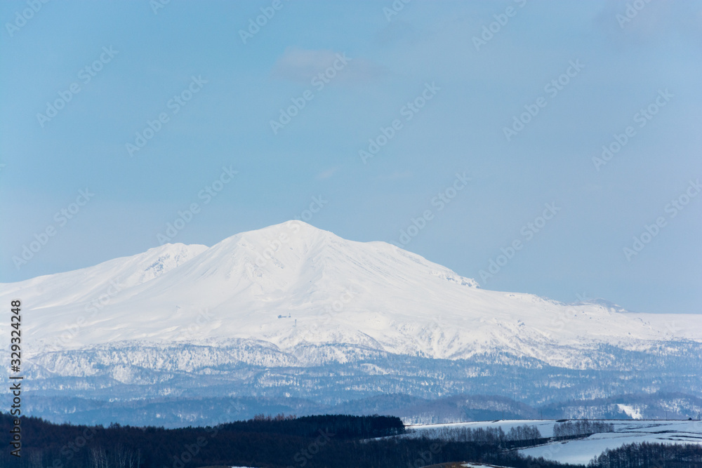 丘陵地帯と雪山の山頂　大雪山