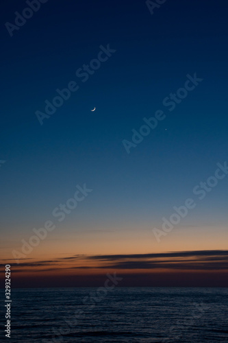 Fototapeta Naklejka Na Ścianę i Meble -  夕暮れの海と三日月