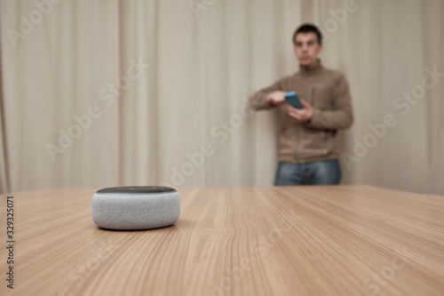 Obraz w ramie man sending things from mobile to alexa echo