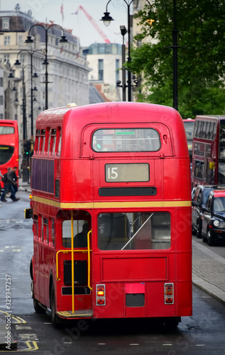 LondonBus Doppeldecker rot Vintage Oldtimer typisch Wahrzeichen England UK Großbritannien britisch öffentlich Nahverkehr einzigartig Linksverkehr Sightseeing Sehenswürdigkeit Rückseite Haltestelle