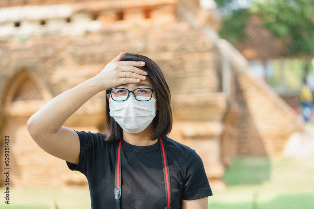 Naklejka premium Woman wearing face mask protect filter against air pollution (PM2.5) or wear N95 mask. protect pollution, anti smog and viruses, Air pollution caused health problem. environmental pollution concept.