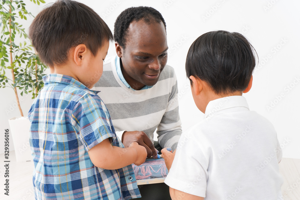インターナショナルスクールで勉強する子ども インターナショナルスクールで勉強する子ども