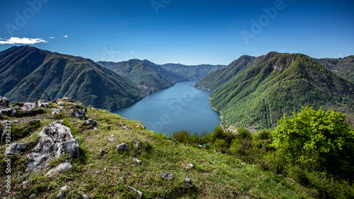 Cuadro en lienzo Spring panorama of Lake Como seen from the town of Pigra