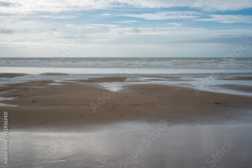 France. Somme. Plage de sable à marée basse face à l'océan Atlantique.