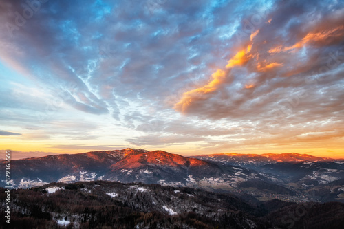 Fototapeta Naklejka Na Ścianę i Meble -  widok z koziarza na lubań, bieskidy, tatry