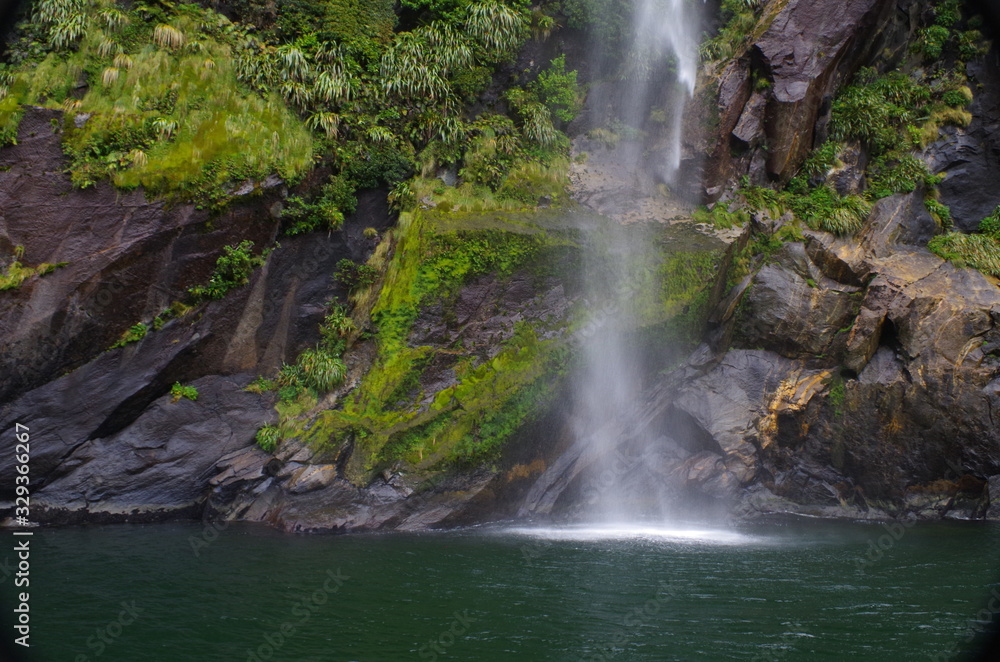 Fototapeta premium Wasserfall am Milford Sound Neuseeland Südinsel