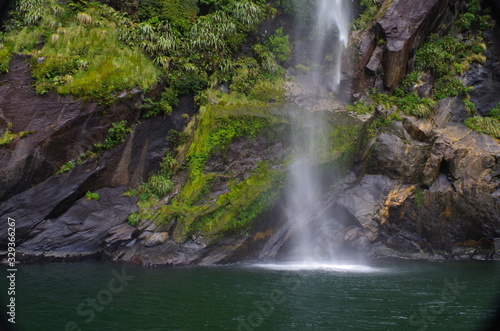 Wasserfall am Milford Sound Neuseeland S  dinsel