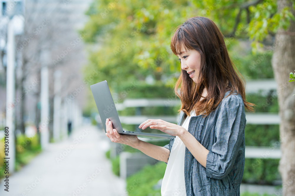 Obraz premium ビジネス街のキャリアウーマン