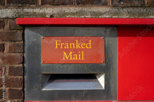 Foto A red postbox with the words franked mail above it