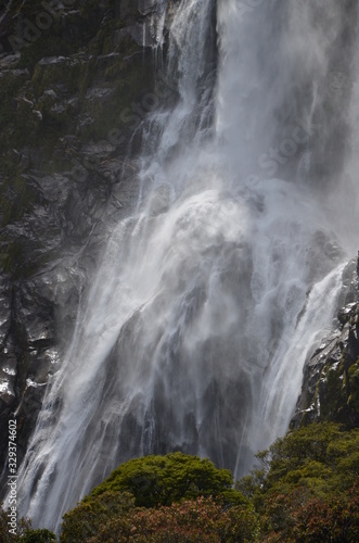 Wasserfall am Milford Sound Neuseeland S  dinsel