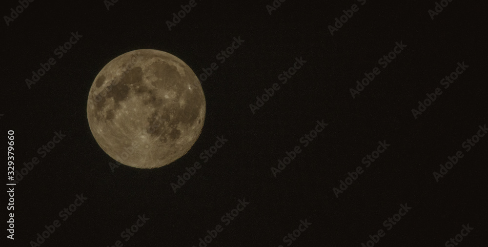 Fototapeta premium Księżyc w pełni na bezchmurnym zimowym niebie