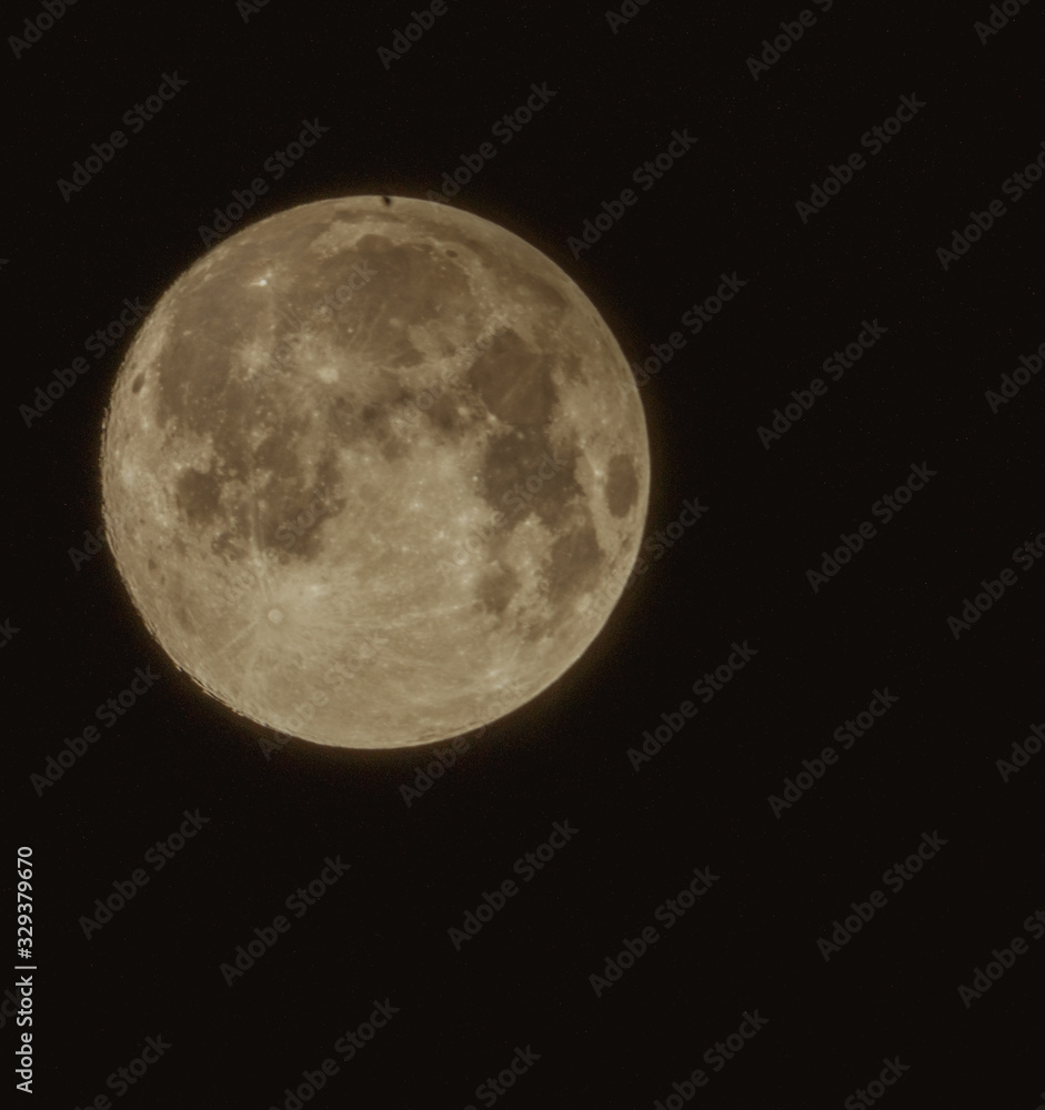 Fototapeta premium Księżyc w pełni na bezchmurnym zimowym niebie