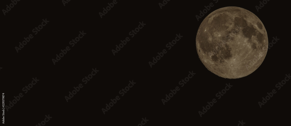 Naklejka premium Księżyc w pełni na bezchmurnym zimowym niebie