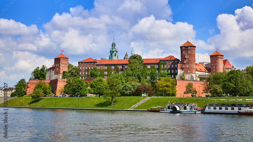 Obraz premium Wawel castle - famous landmark in Krakow Poland. Picturesque landscape on coast Vistula river during the sunny day.