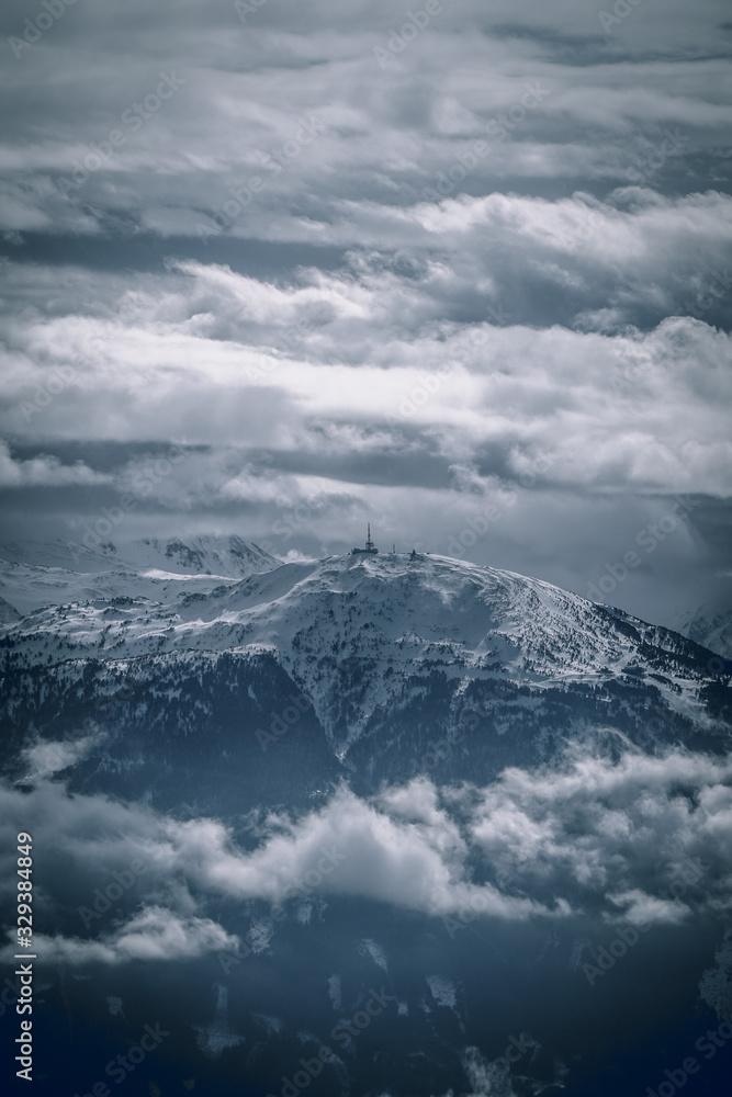 Bergstation am Patscherkofel mit verschneiten Berg in der blauen Stunde