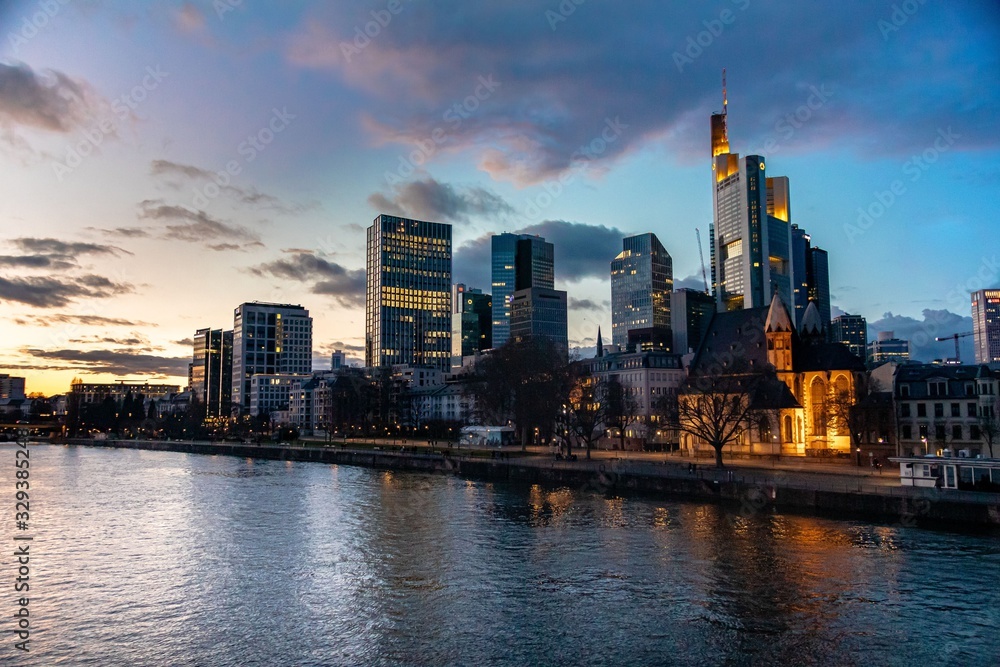 Obraz premium Frankfurt Skyline bei Sonnenuntergang