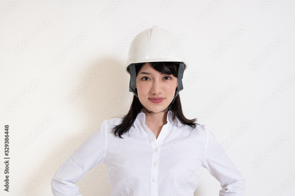 ヘルメットをかぶる女性 ヘルメットをかぶる女性