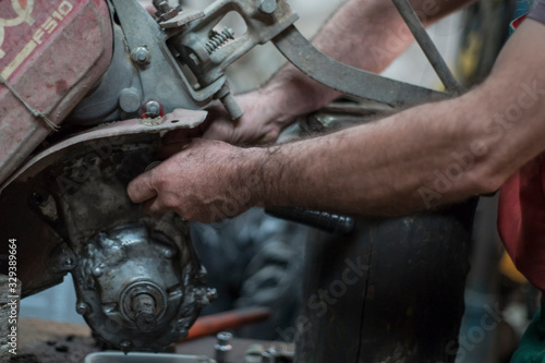 Mecánico arreglando un motor vintage