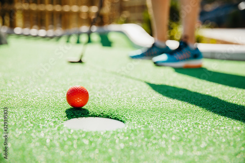 Canvastavla Surface level of golf ball near hole against man in golf course