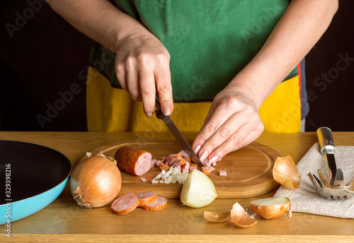 Krojenie cebulki i kiełbasy