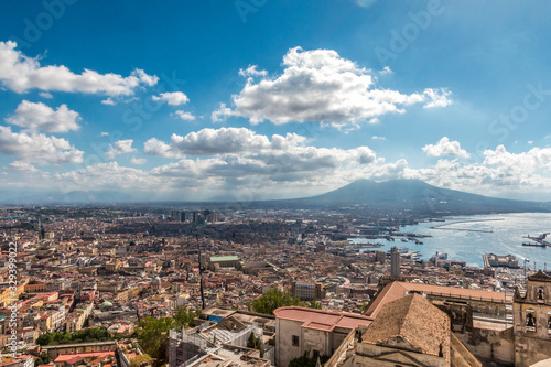 La città e il Vesuvio