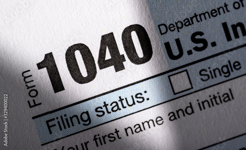 Fotografija A stack of United States tax forms for individuals.