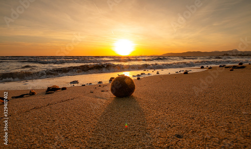 Billede på lærred Neptunbälle oder Seegrasbälle Playa de Palma, Sonnenuntergang, Mallorca