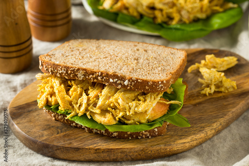Φωτογραφία Homemade Curried Coronation Chicken with Lettuce