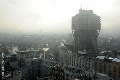 Obraz na płótnie Milan - smog and atmospheric pollution pm10 - smoke from the heating of houses comes out from chimney pots - co2 w salonie