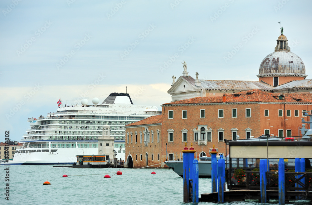 Naklejka premium Cruise ship in Venice