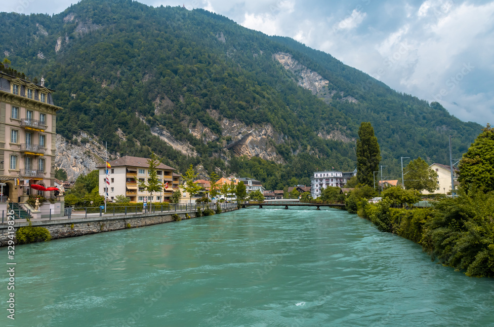 Naklejka premium Piękne zdjęcie krajobrazu rzeki Aare z turkusową wodą w Interlaken w Szwajcarii