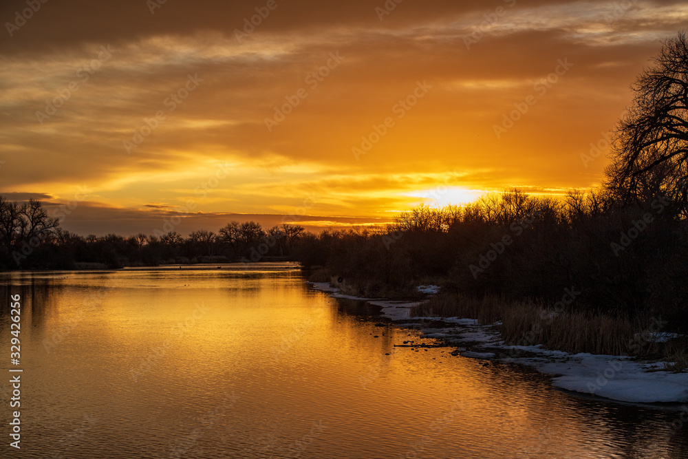 Obraz premium sunset over the lake